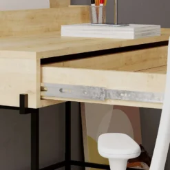 Skånska Möbelhuset Leila Skrivbord 108x60 Cm - Ek/vit -Stolar affär 348363d891c54b5c3ce4c93060bbc122de