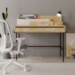 Skånska Möbelhuset Leila Skrivbord 108x60 Cm - Ek/vit -Stolar affär a7a39459784f7c1fce5374a1a8a6253b43